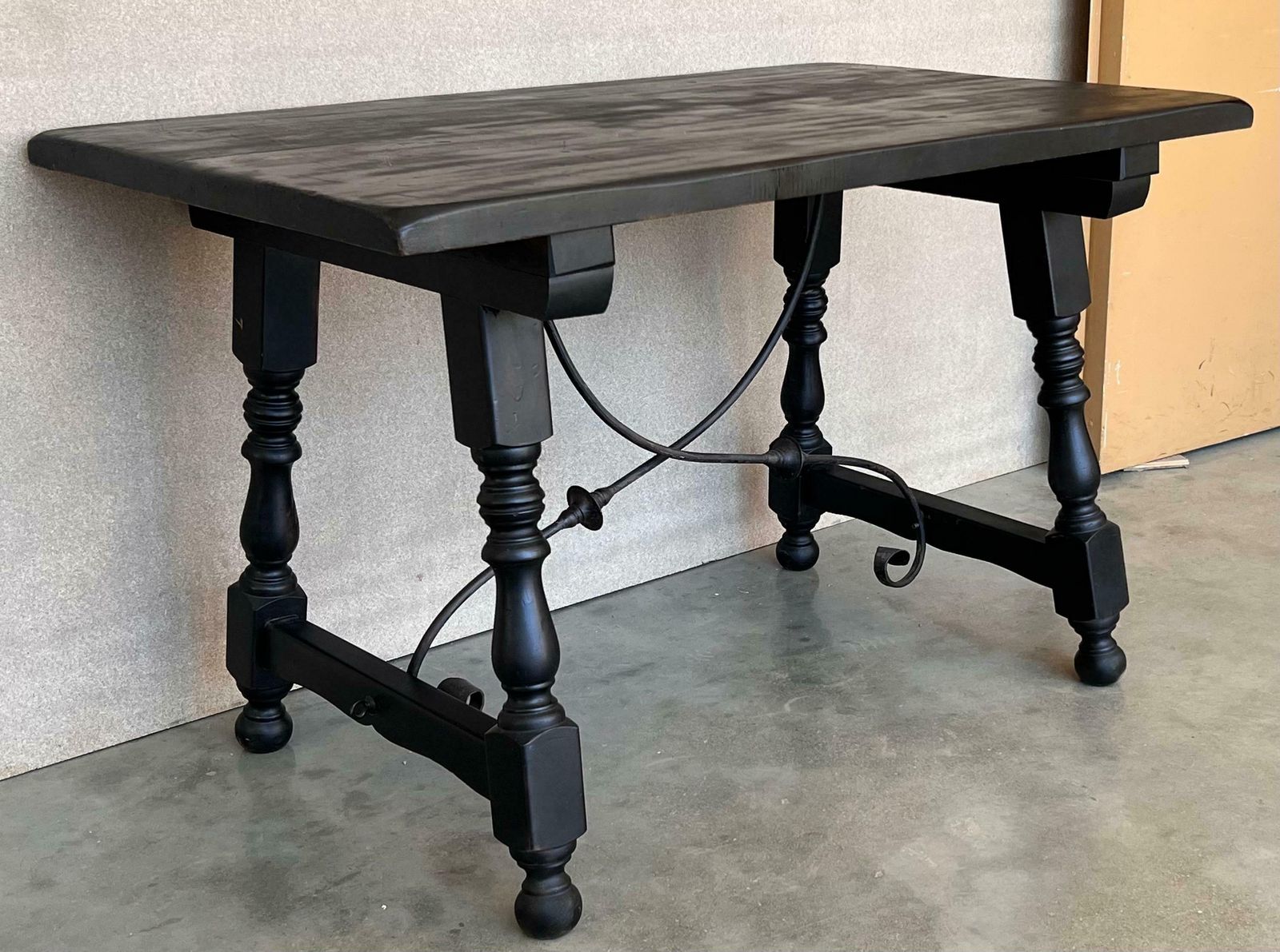 Table à manger ou de bureau Fratino espagnole en noyer, avec entretoise en fer, fin du XIXe siècle photo buy