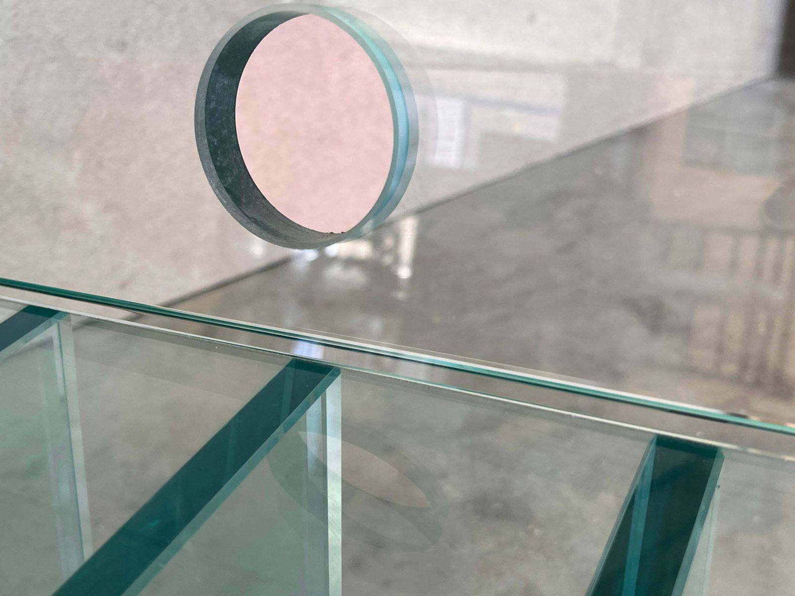 photo furniture Desserte bar pivotante mid-century modern italienne, plateaux en verre et base en miroir