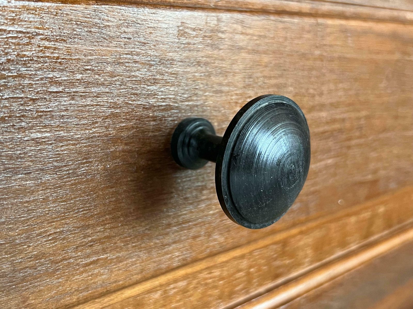 photo vinterior Table d'appoint rustique artisanale des Pyrénées, fin du XIXe siècle