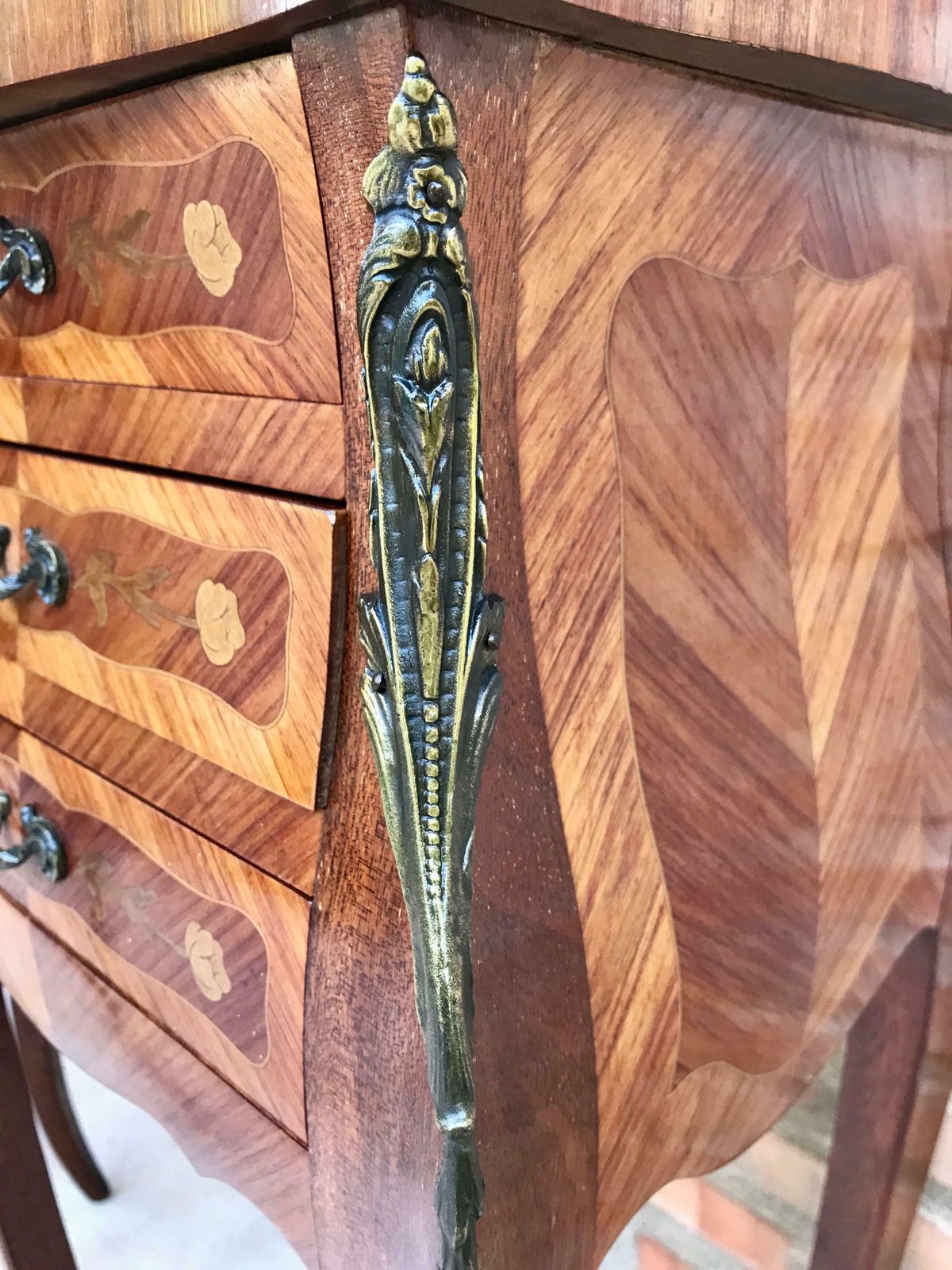 Tables de chevet de style Louis XV en marqueterie, trois tiroirs, France, années 1920, paire photo buy