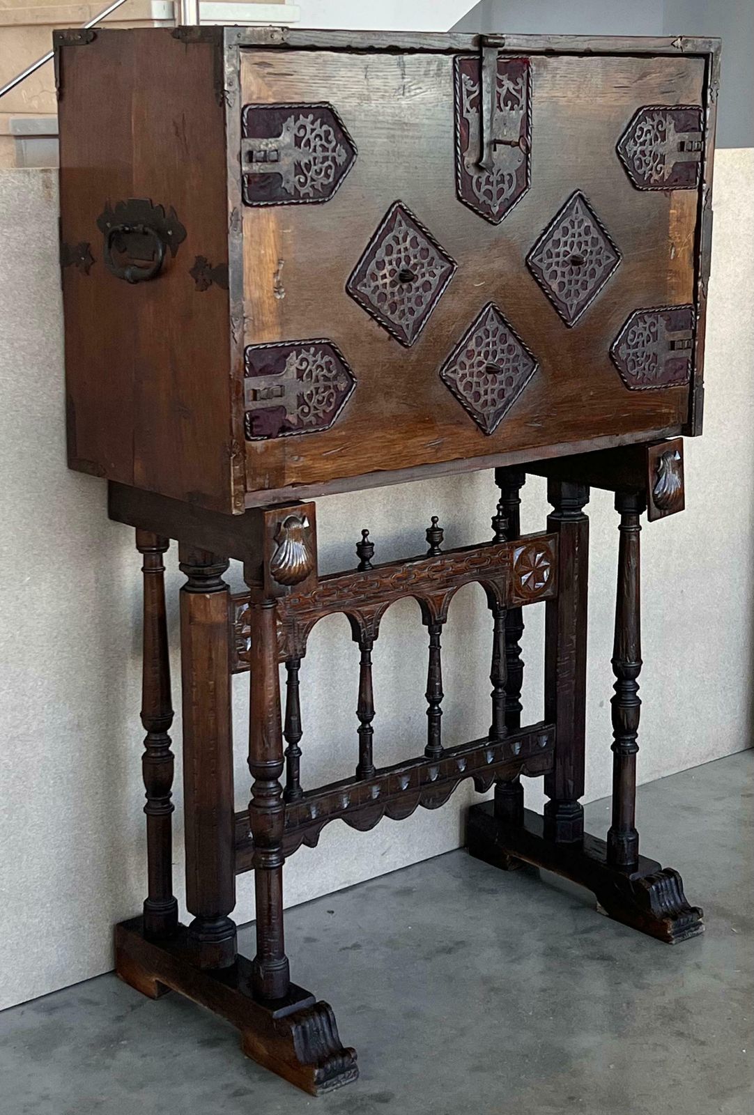 Cabinet bargueño espagnol sur piédestal en noyer, XVIIe siècle photo for sale