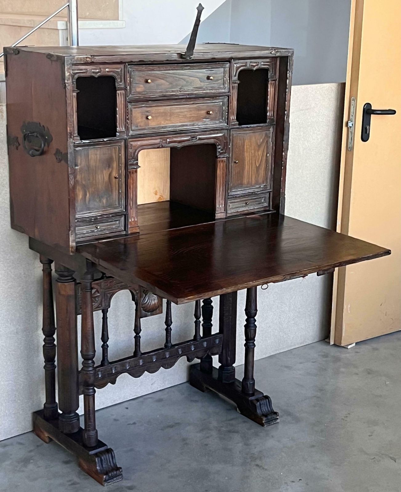 Cabinet bargueño espagnol sur piédestal en noyer, XVIIe siècle photo vinterior