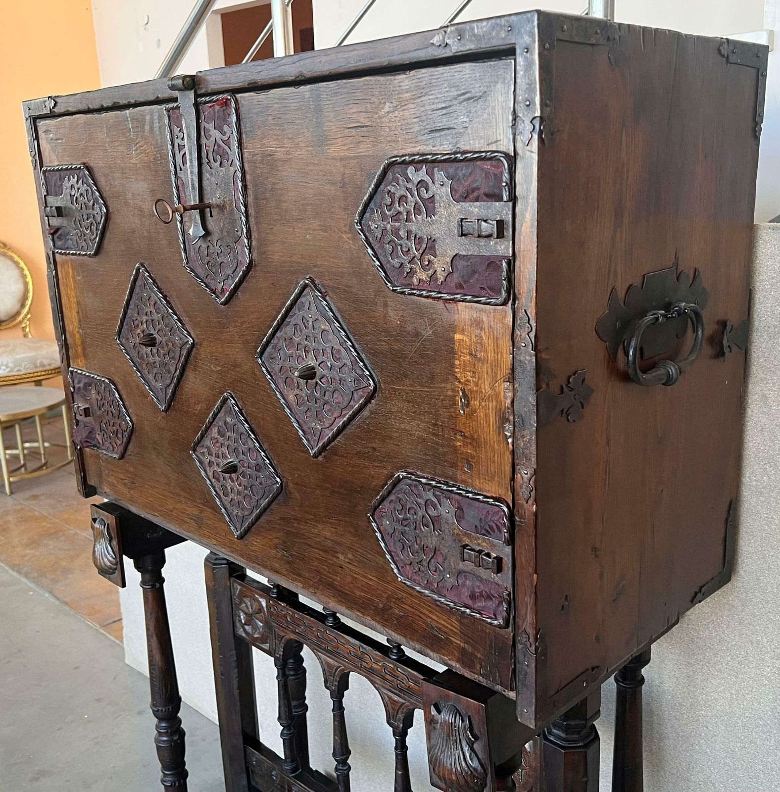 Cabinet bargueño espagnol sur piédestal en noyer, XVIIe siècle photo vintage