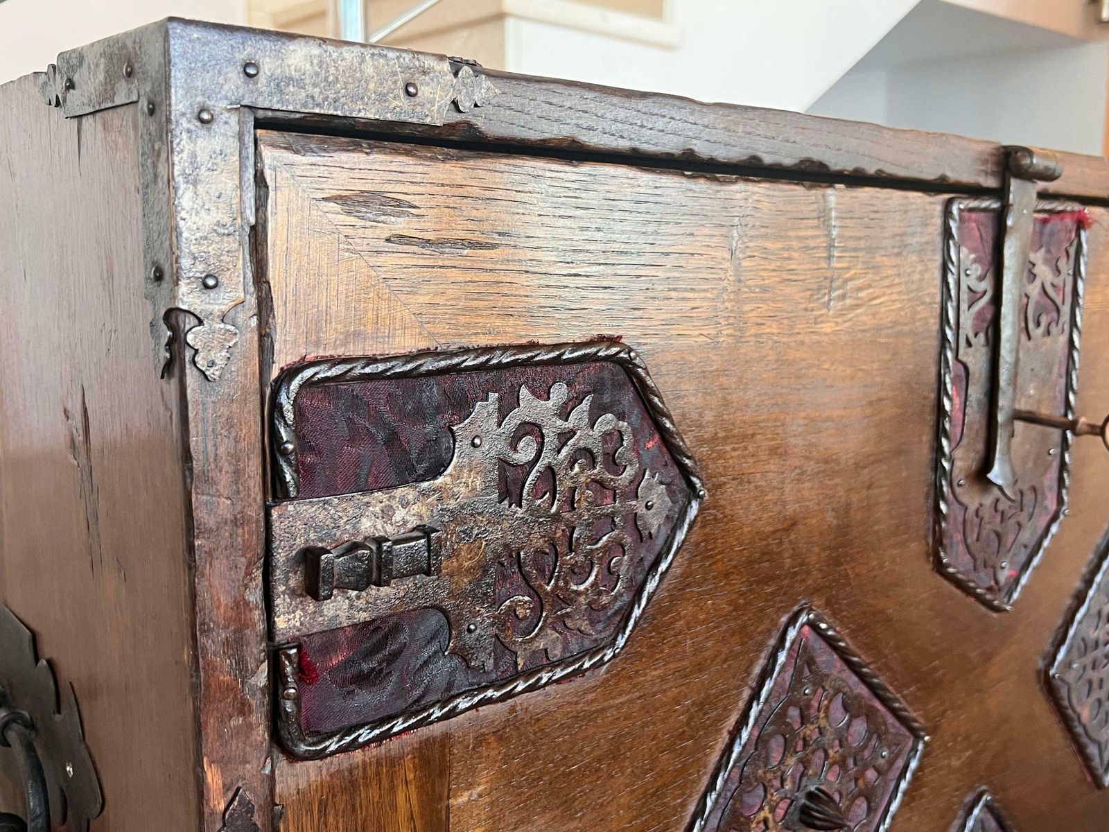 photo furniture Cabinet bargueño espagnol sur piédestal en noyer, XVIIe siècle
