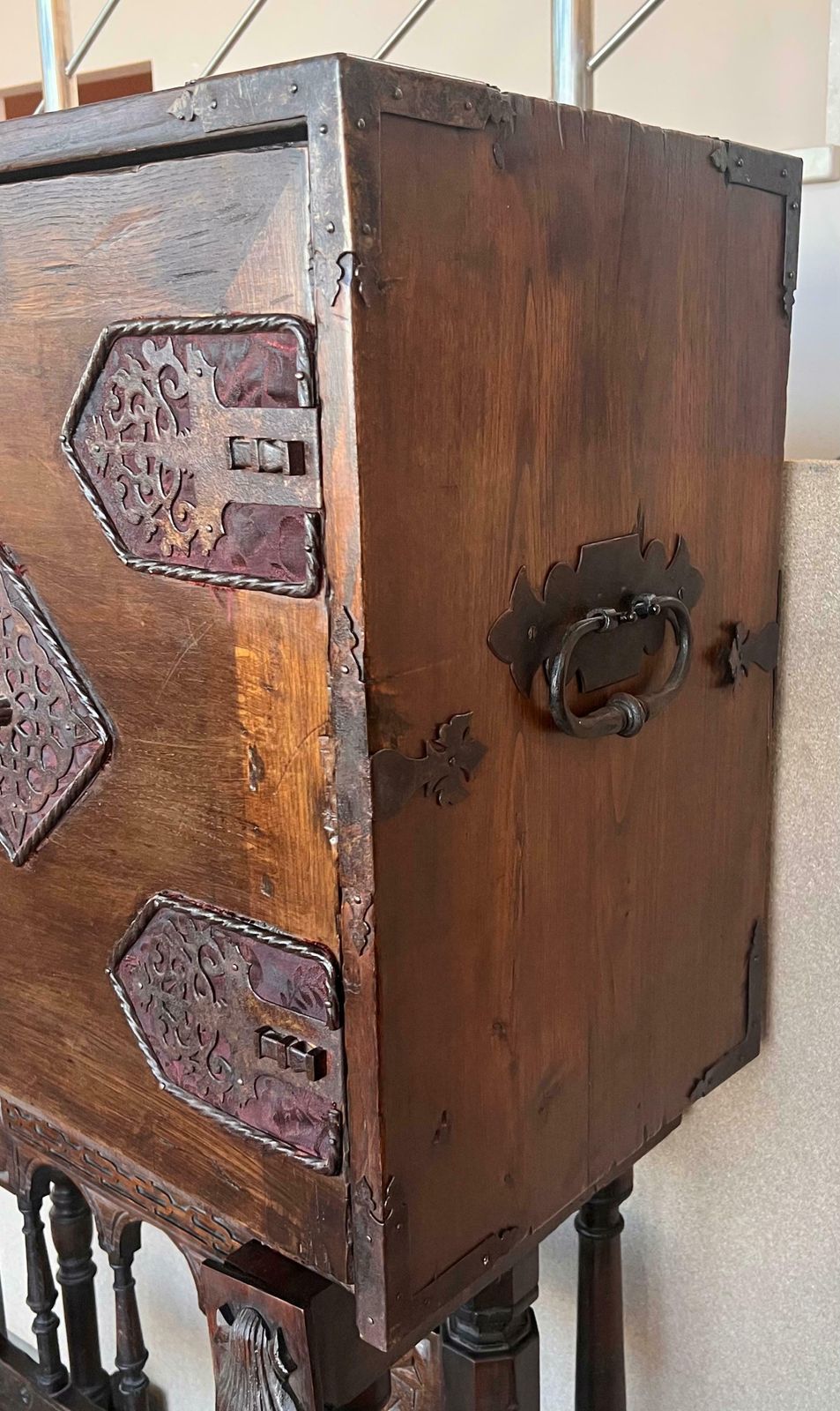 17091.0 Cabinet bargueño espagnol sur piédestal en noyer, XVIIe siècle photo