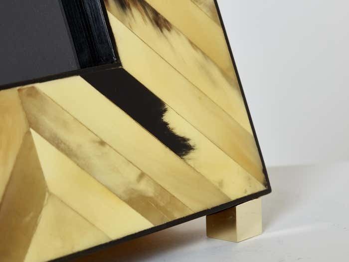 photo furniture Cadre photo mid-century en marqueterie de corne et laiton, Italie, 1970
