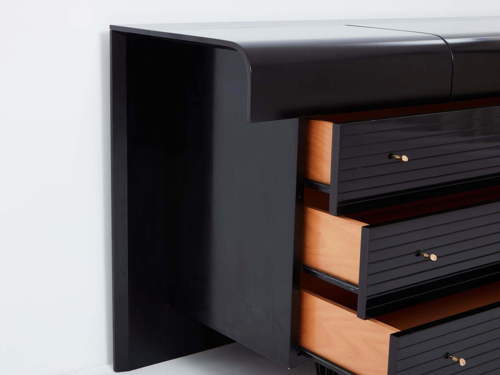 photo for sale Commode Pierre Cardin laquée noire et laiton, années 1980