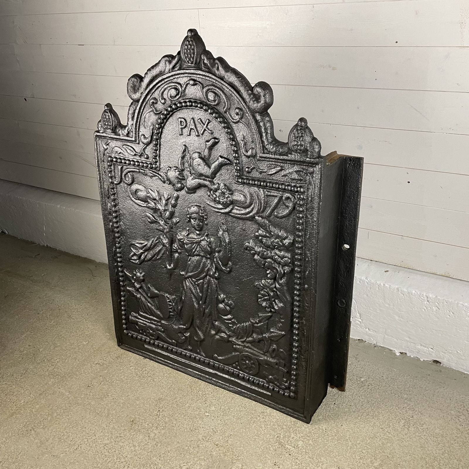 Antique Cast Iron Fire Back, 1800s photo vinterior
