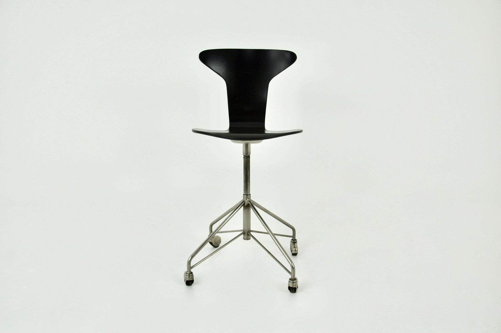 photo furniture Chair Model 3117 By Arne Jacobsen For Fritz Hansen, 1950s