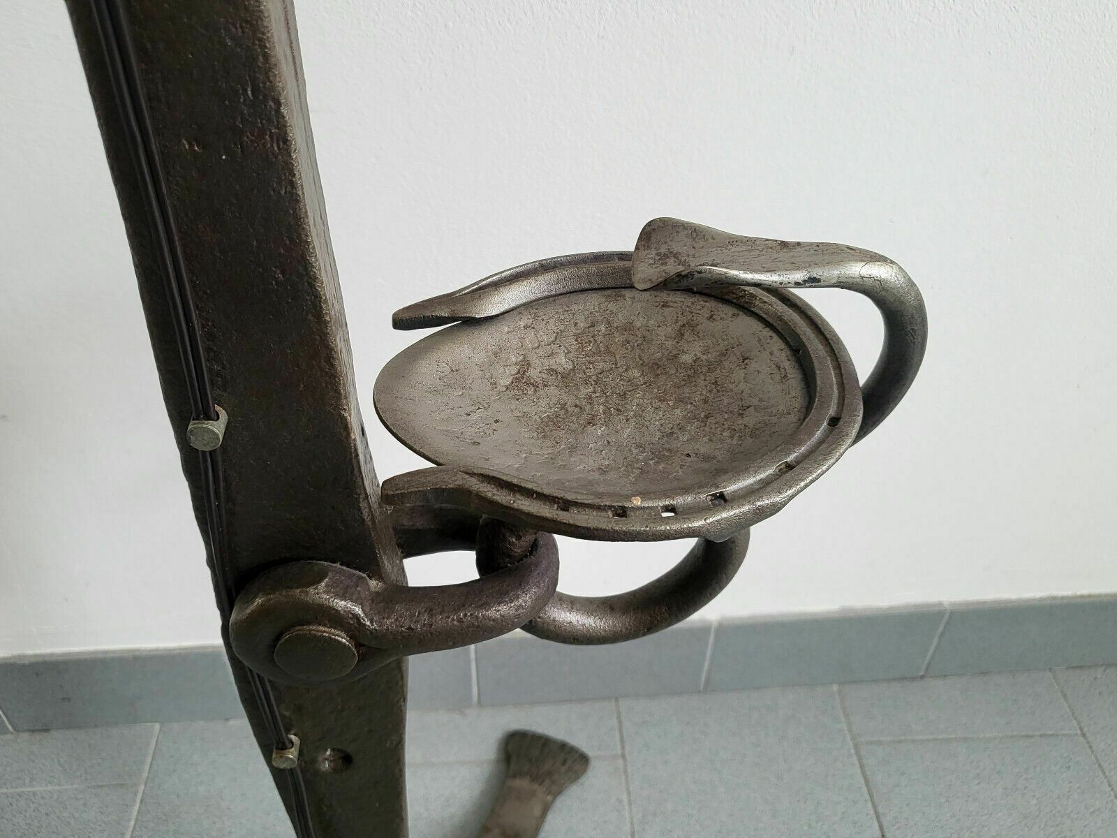 Vintage Brutalist Vloerlamp 1970 – Metalen Ketting & Pijlen, Asbak, Jaren 70 photo vinterior
