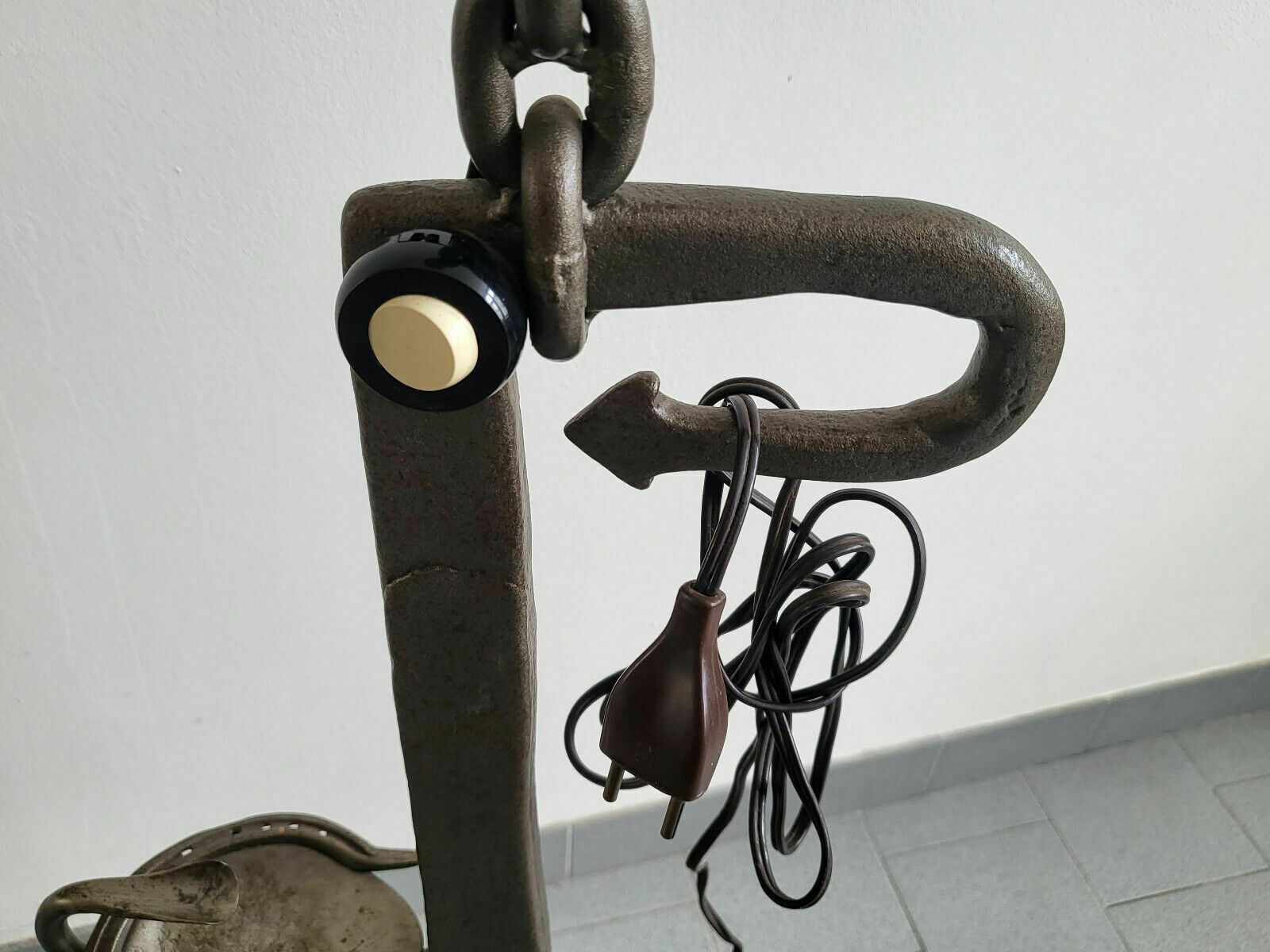 1236.0 Vintage Brutalist Vloerlamp 1970 – Metalen Ketting & Pijlen, Asbak, Jaren 70 photo