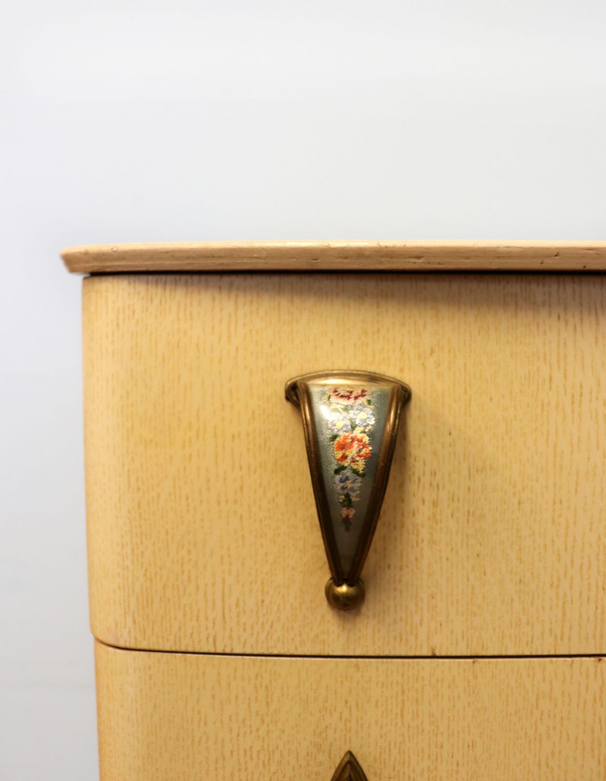 photo furniture A Lovely Mid Century Blond Oak Veneered Chest Of Seven Drawers.