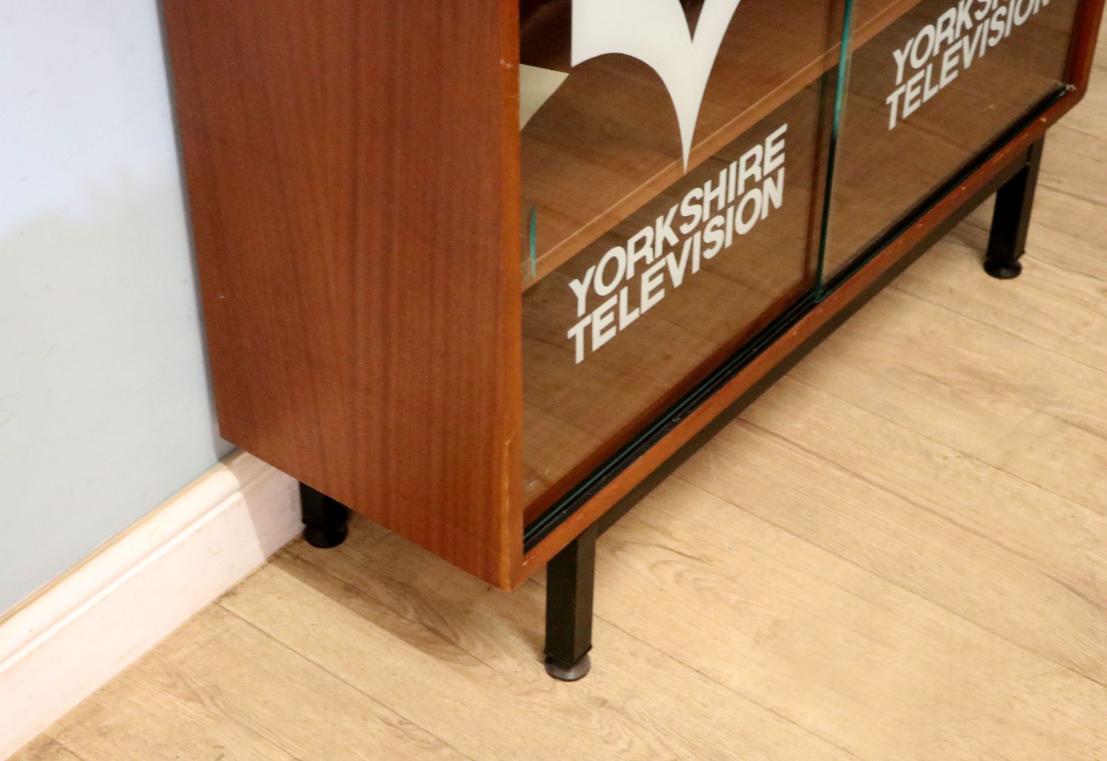 photo vintage This Lovely Retro Teak Finish Display Cabinet Later Sign Written For Yorkshire Television.
