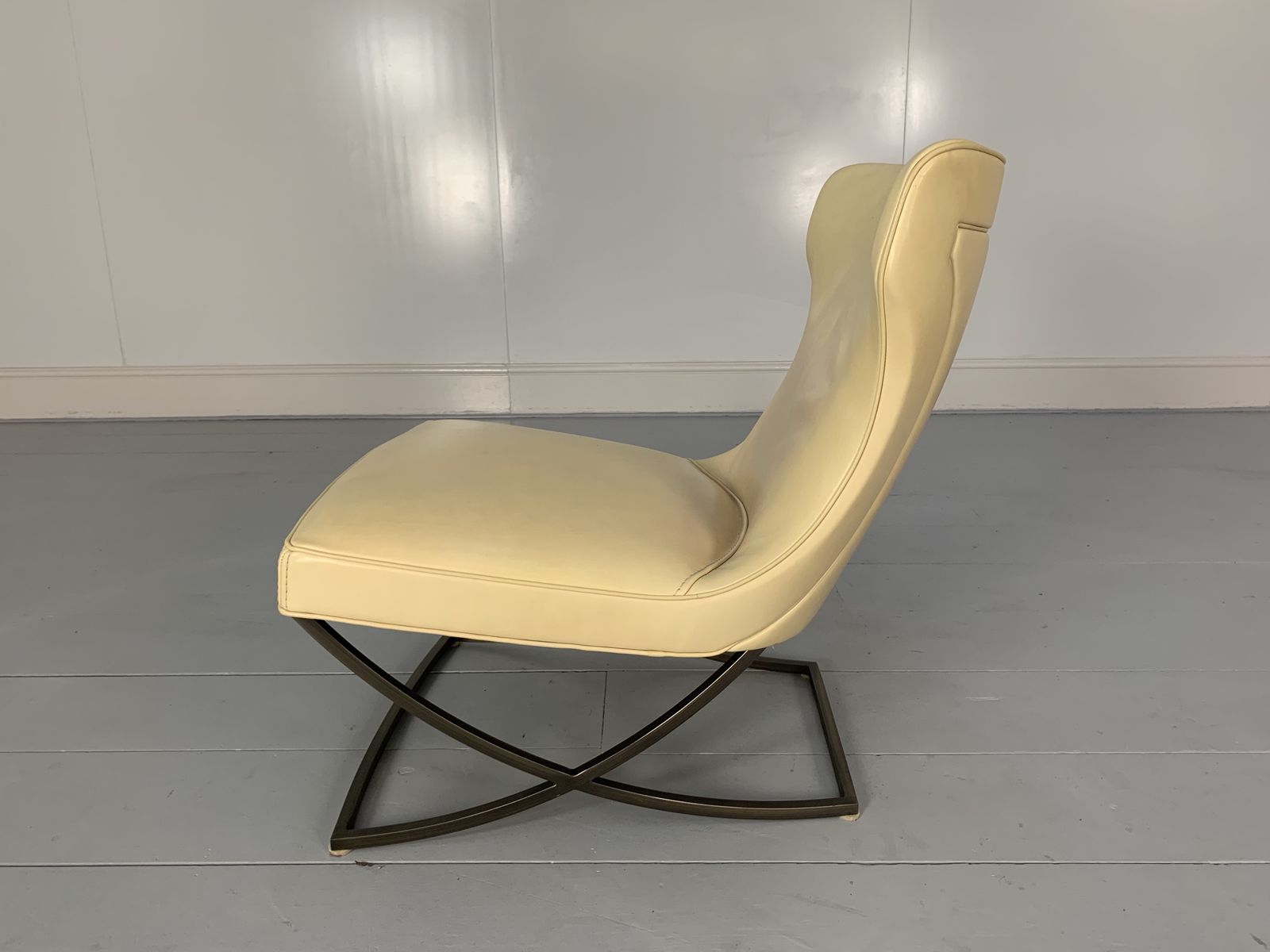 photo furniture Pair Of Baxter “Paloma” Chairs – In Cream Leather