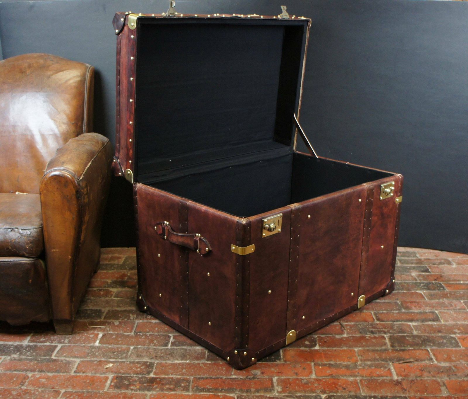 English Leather Coffee Table Trunk Home Decor Living Room Interiors photo Furniture