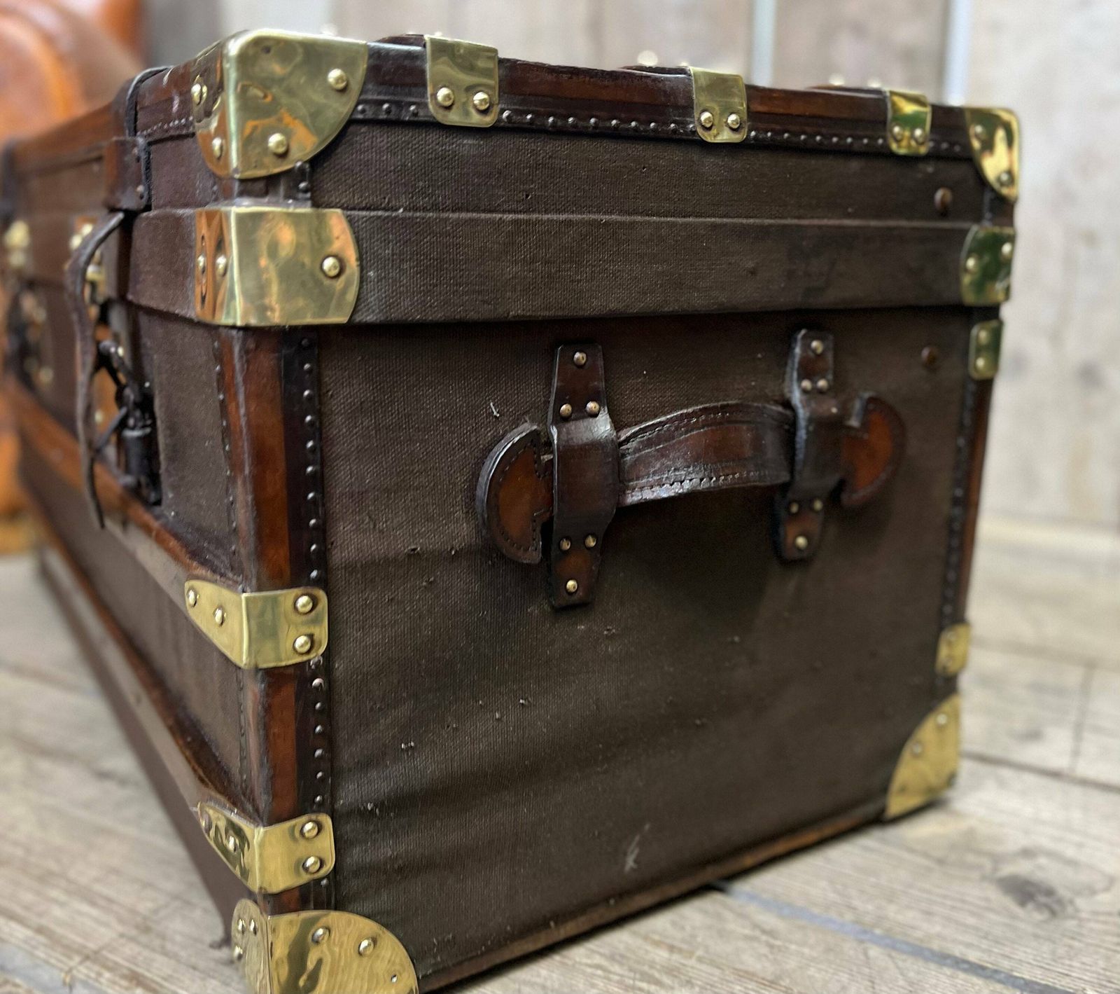 photo vintage Beautiful Antique Travel Trunk Leather Brass & Wood Coffee Table End Table Home Decor