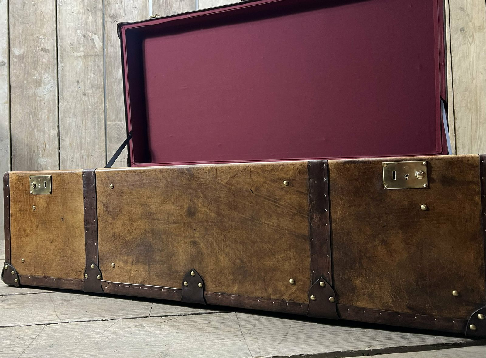 English Coffee Table, Hand Dyed Medium Brown Leather Trunk, Room Decor, Leather Craft, Traditionally Made, photo vinterior