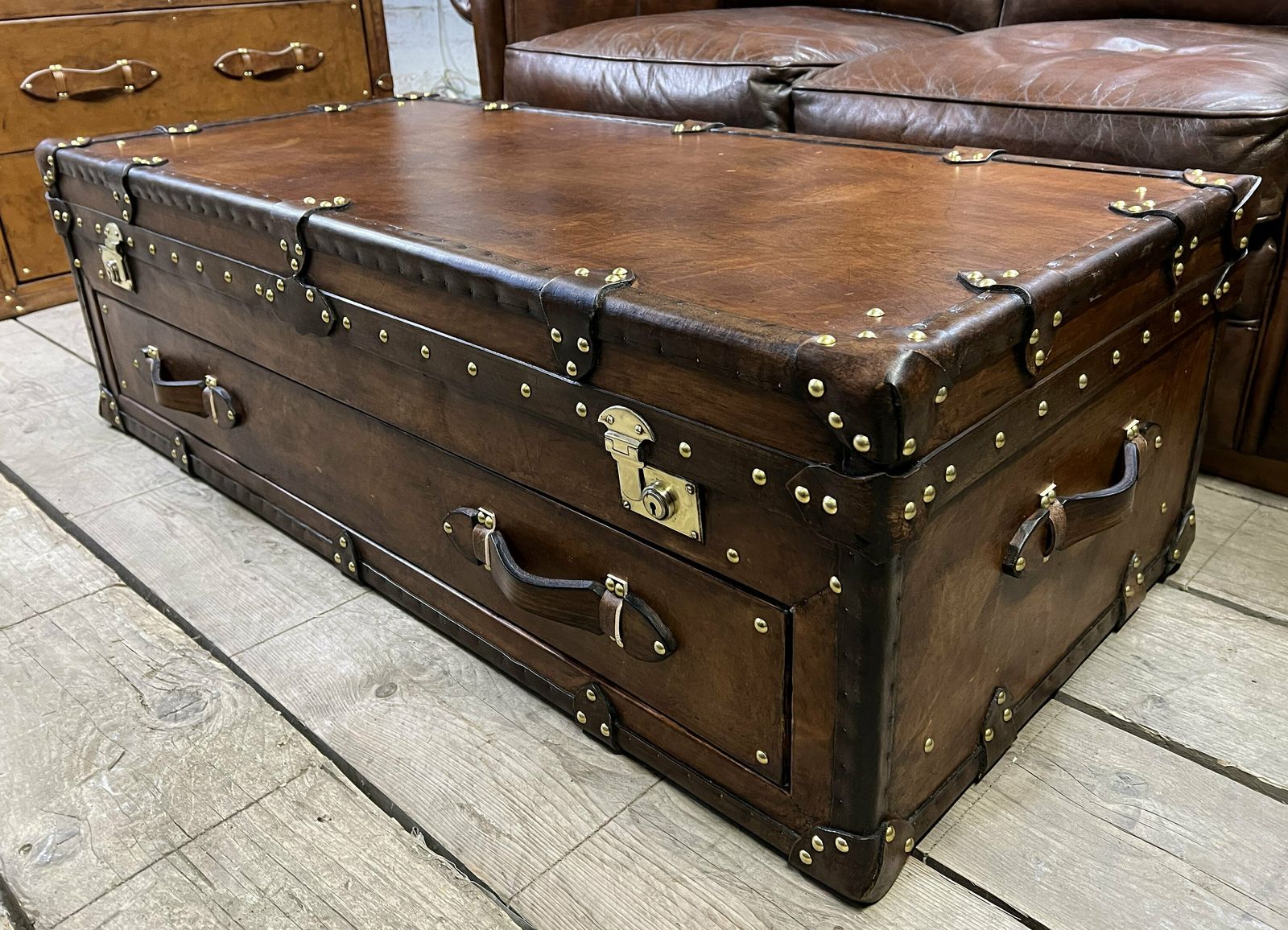 photo furniture Coffee Table Luxury English Bridle Leather Hand Dyed Chestnut Brown Room Decor
