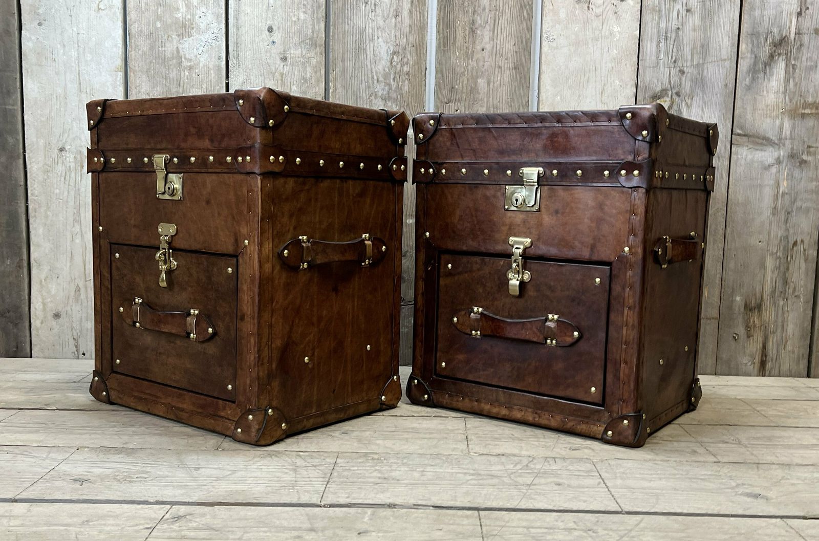 photo furniture Pair Of Matching Hand Dyed Bridle Leather Occasional Side Table Trunks Vanities Night Stands Trunks Bedroom Furniture