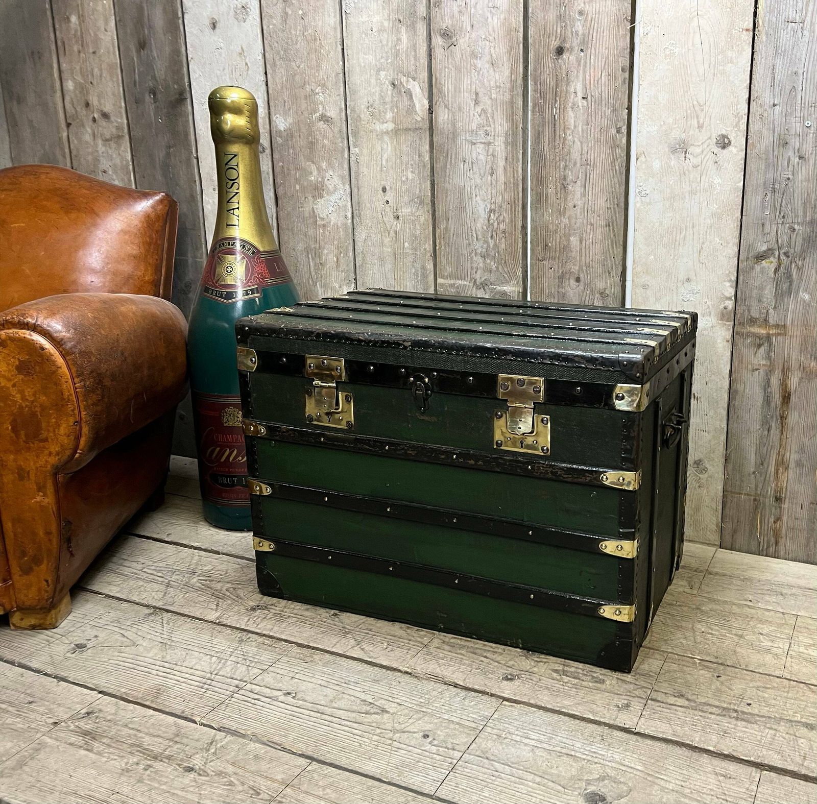 photo furniture Antique Green French Steamer Trunk Bed End Blanket Box Coffee Table Home Decor
