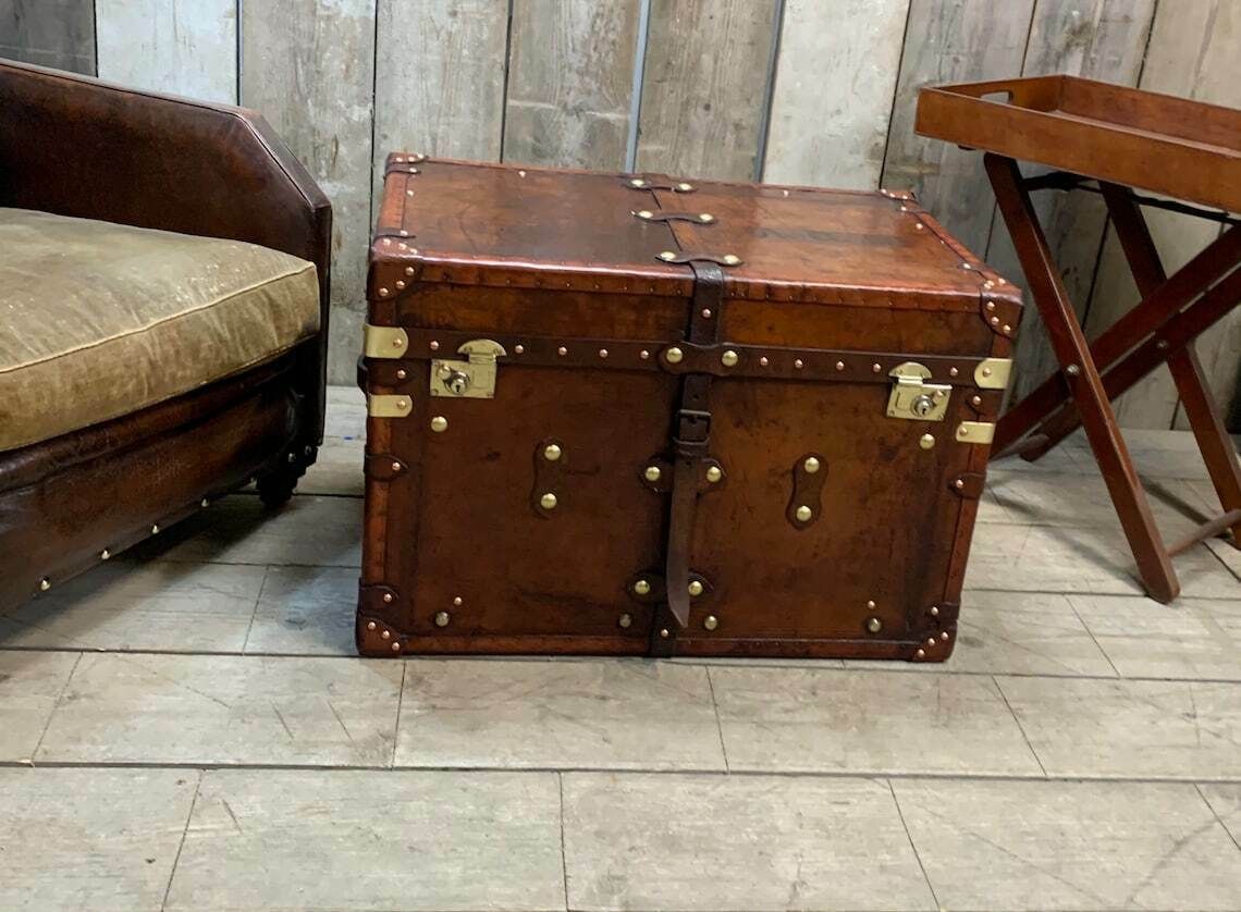 photo furniture Antique Leather Luxury English Coffee Table Trunk Coach Trunk Home Interior Decor