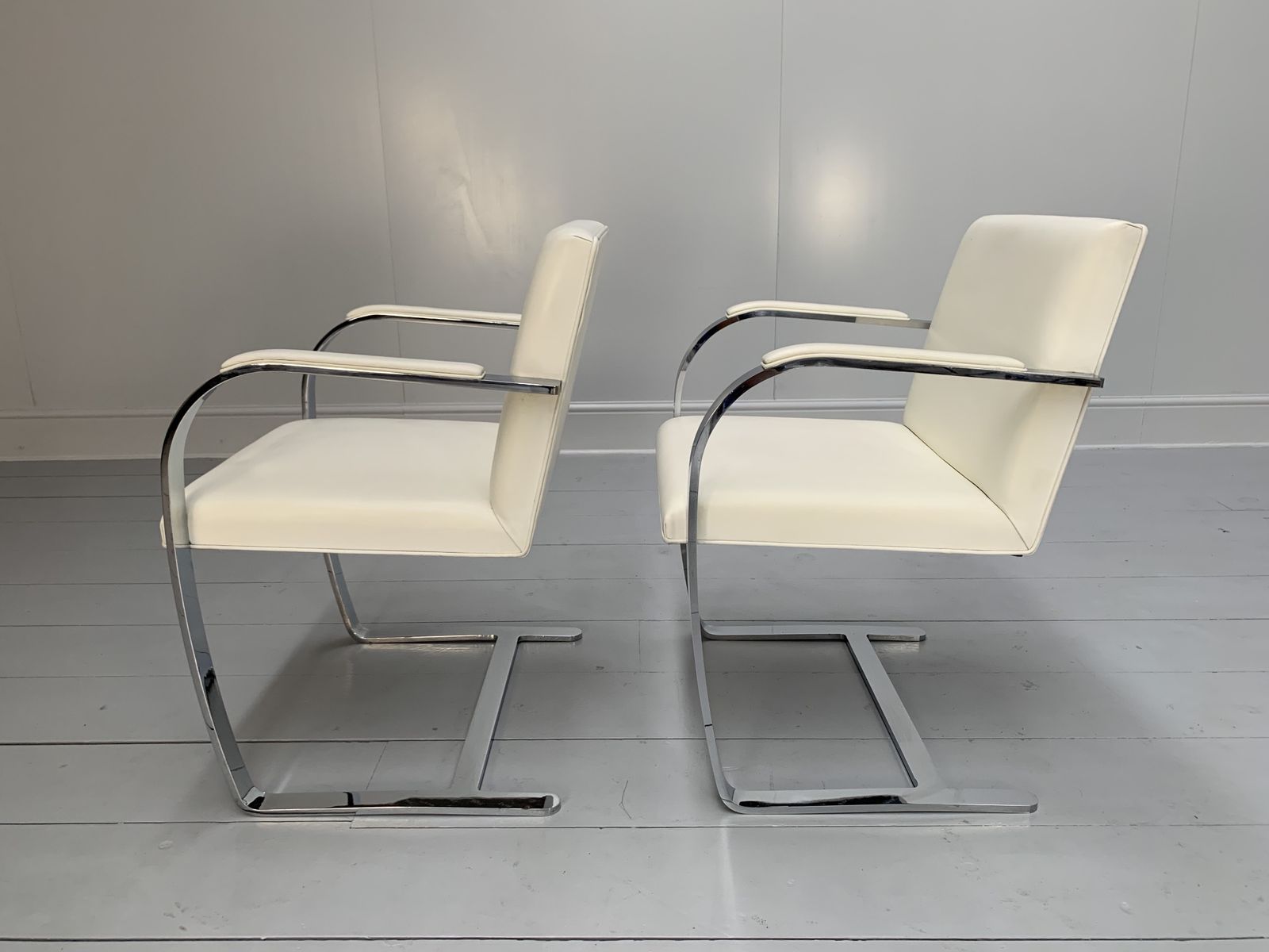 Pair Of Knoll Studio “Brno Flat Bar” Armchairs – In Chrome & White Leather photo vinterior