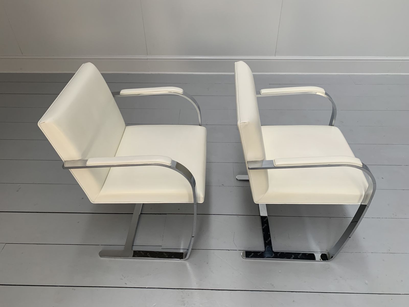 Pair Of Knoll Studio “Brno Flat Bar” Armchairs – In Chrome & White Leather photo vintage