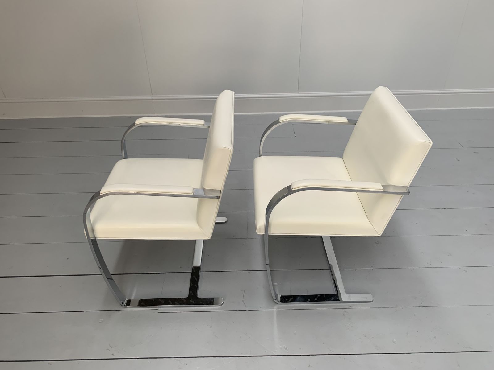 photo furniture Pair Of Knoll Studio “Brno Flat Bar” Armchairs – In Chrome & White Leather