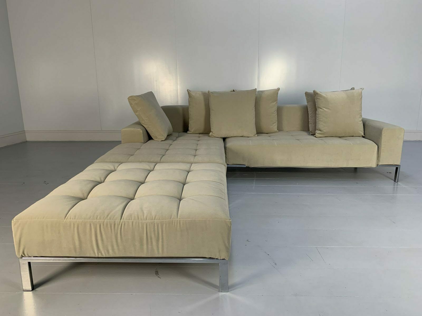 photo furniture Zanotta “Alfa 1326” L Shape Sofa & Ottoman  In Pale Grey Velvet