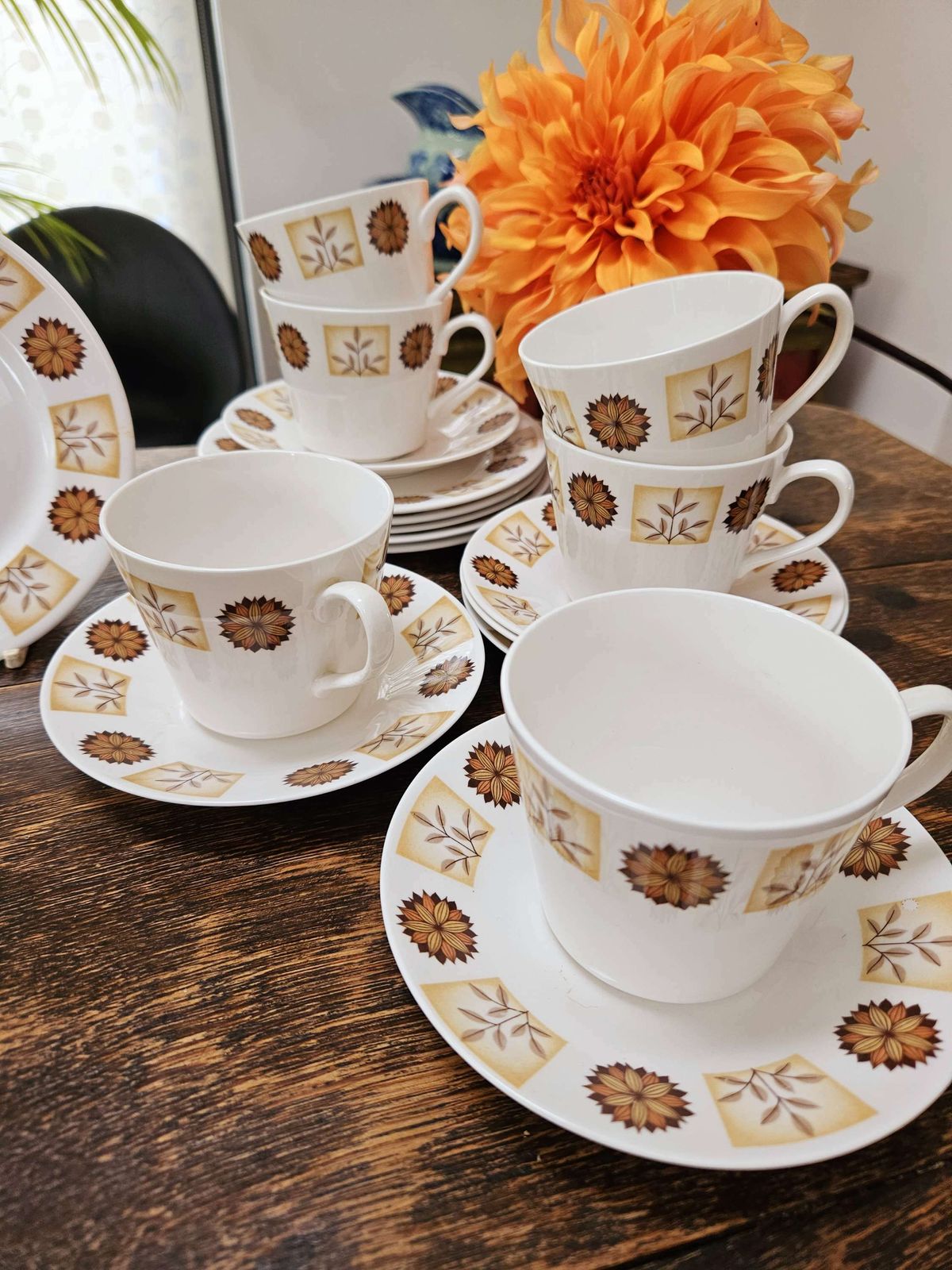 1970's Royal Vale Tea Set Comprising 6 Sets Of Cups, Saucers & Tea Plates photo Home Decor