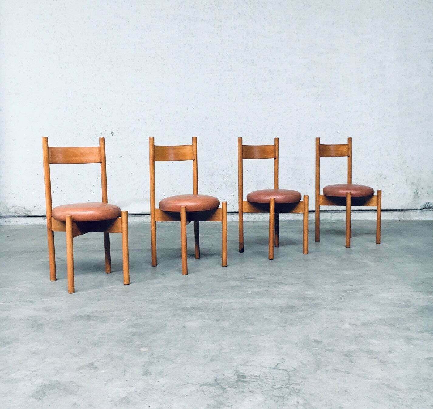 Meubels Mid Century Modern Design Eetkamerstoelen In De Stijl Van Charlotte Perriand, Frankrijk, Ca. Jaren 1960 photo