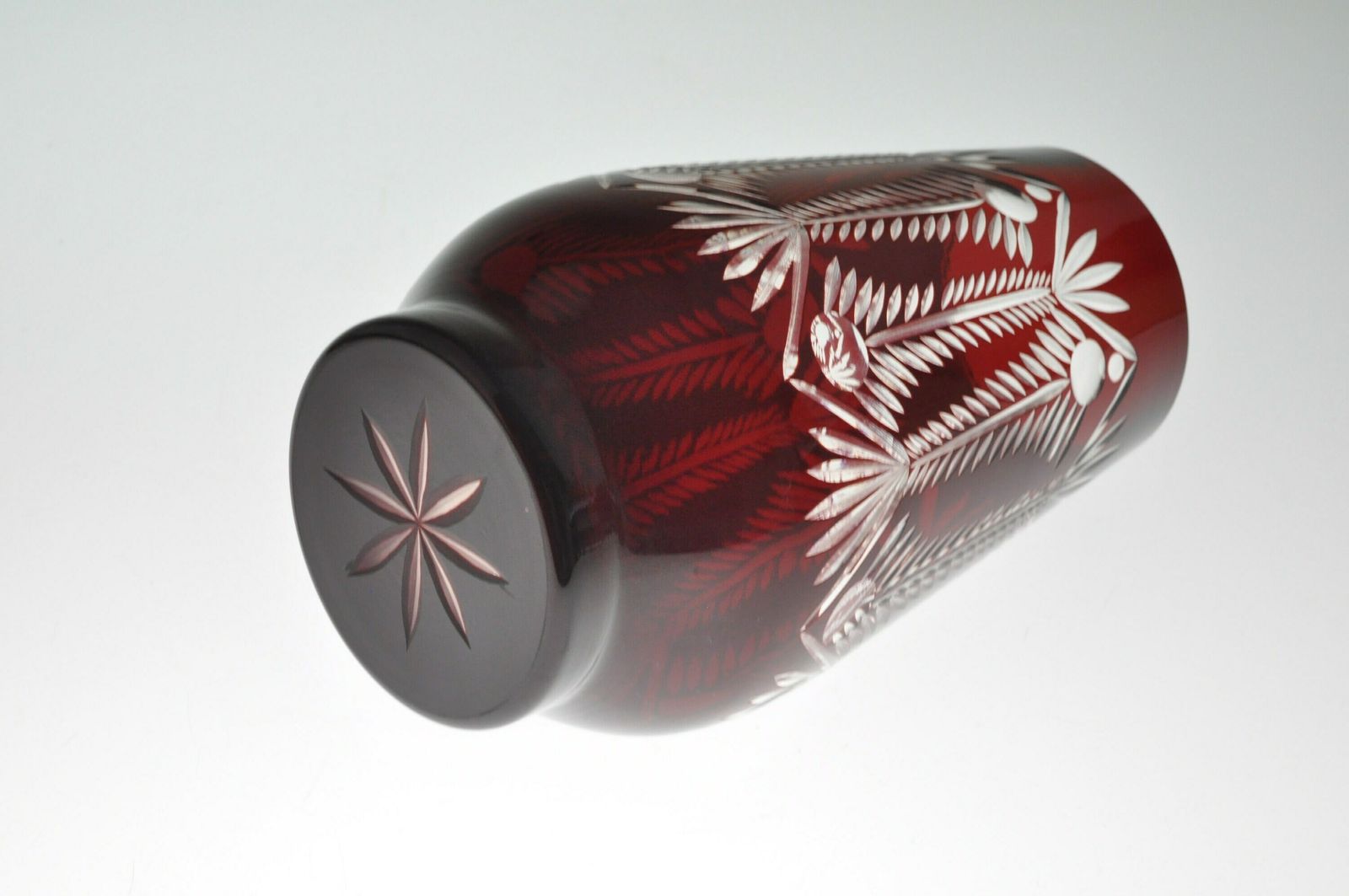 Rode Vaas, Rode Glazen Vaas, Robijnrood Geslepen Kristallen Vaas, Tsjechisch Glas, Kunstglas, Vintage Glas, Geslepen Kristal, Boheemse Vaas photo vinterior