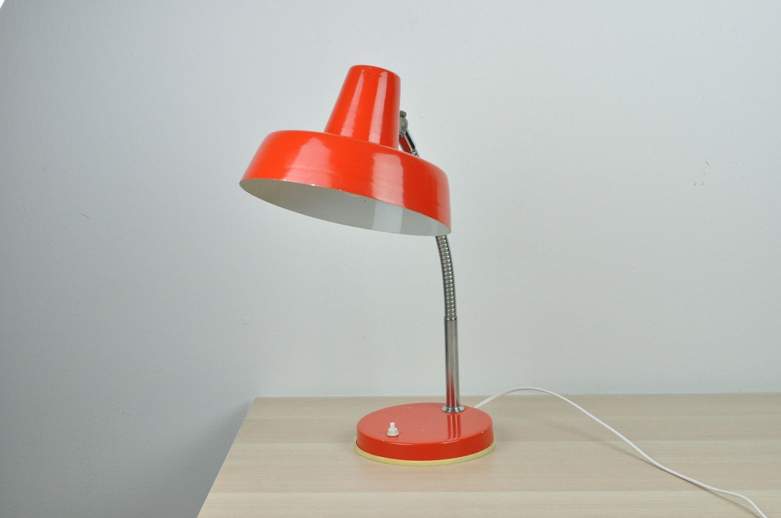Mid Century Lamp, Rode Lamp, Industriële Lamp, Mid Century Verlichting, Tafellamp, Bureaulamp, Architectenlamp, Officelamp, Tafellicht, Verlichting photo Verlichting