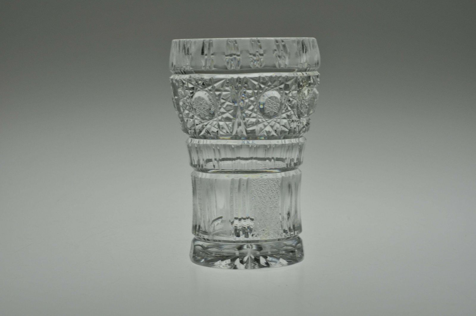 Tsjechische Geslepen Vaas, Vintage Vaas, Geslepen Glas, Geslepen Glazen Vaas, Tsjechische Vaas, Glazen Vaas, Tsjechisch Glas, Geslepen Naar Helder, Bloemenvaas photo furniture