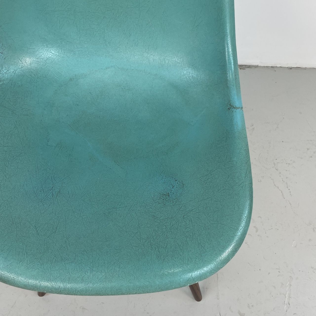 photo furniture Eames Herman Miller Dsw Side Chair In Turquoise Blue