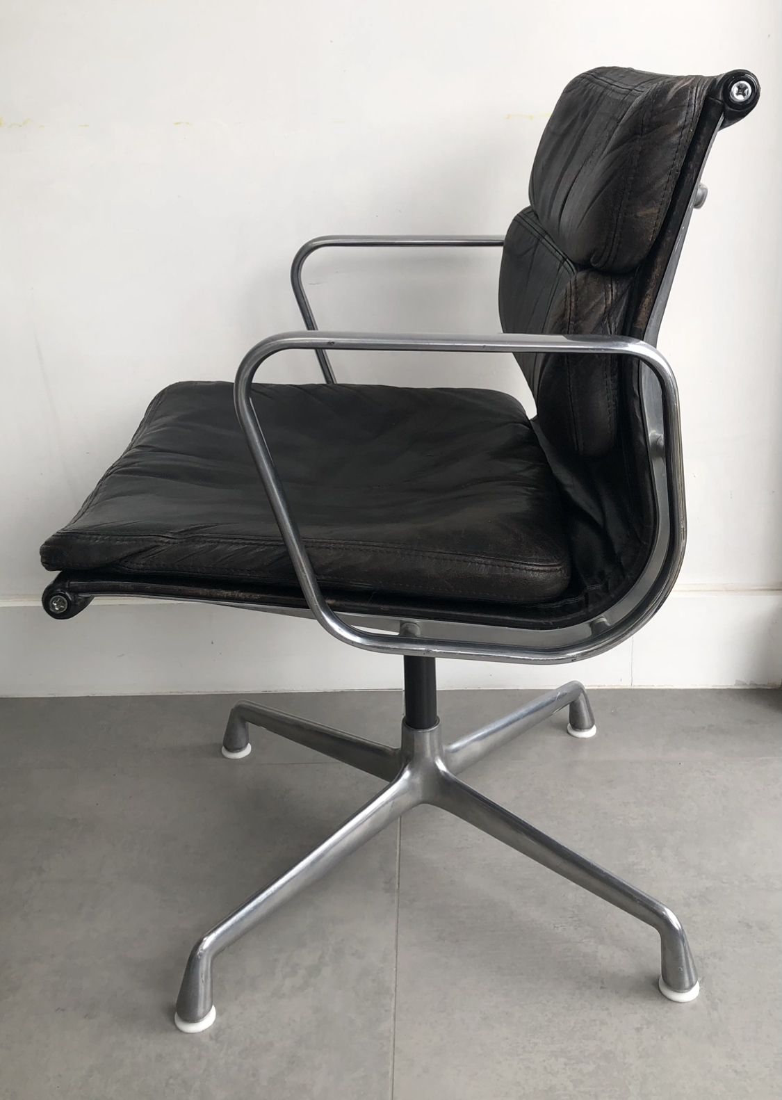 Vintage Eames Leather Swivel Office Chair Black Herman Miller Ea208 (3 Available) photo for sale