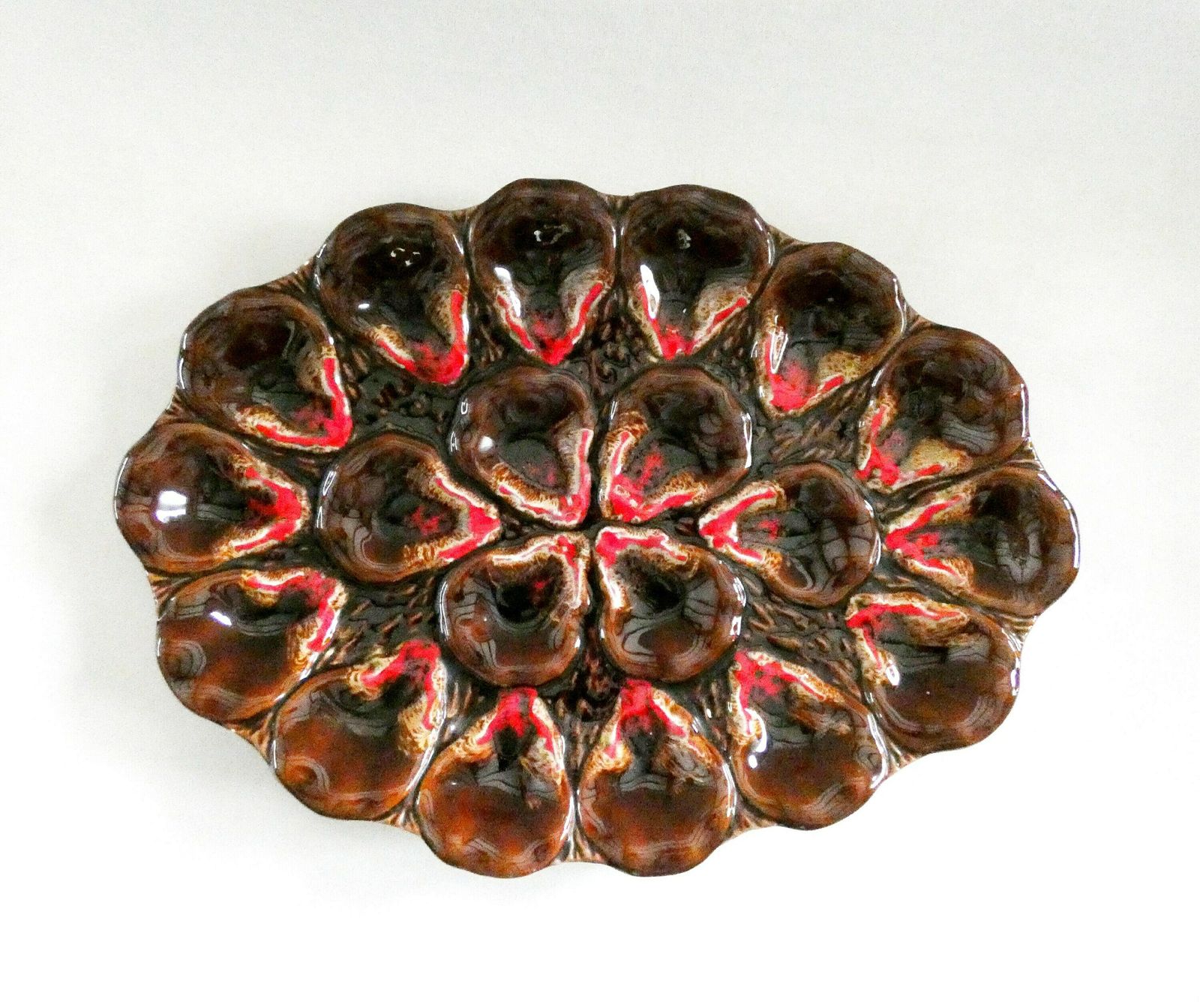 photo furniture Groot Vallauris Oesterschotel – Vintage Frans Majolica Aardewerk, Mid Century, Bruin, Wit En Rood
