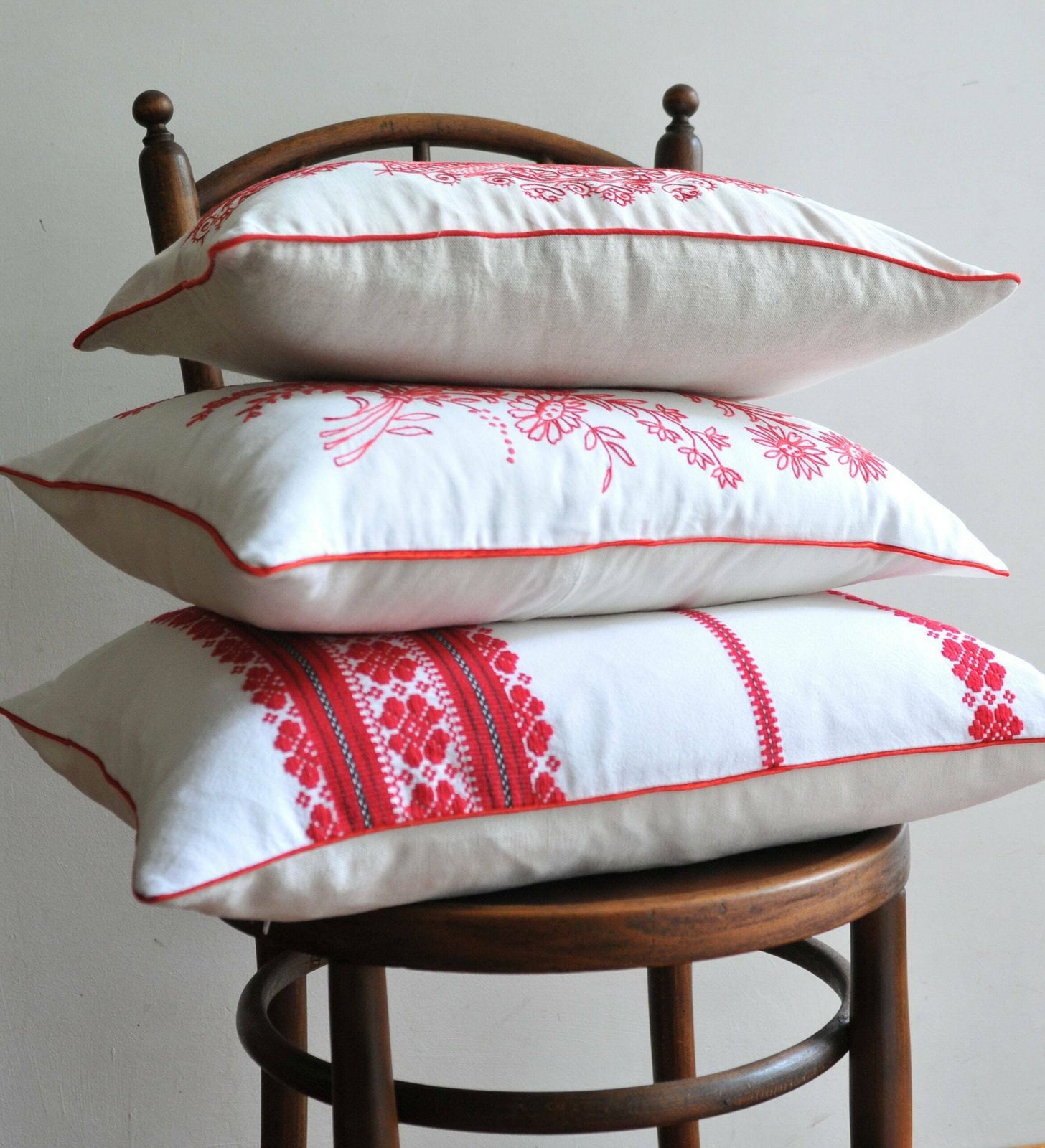 Large Vintage Ethnic Woven Throw Pillowcase   Red And White Decorative Pillow With Satin Piping   Rustic Farmhouse Style Pillow Cover photo vinterior