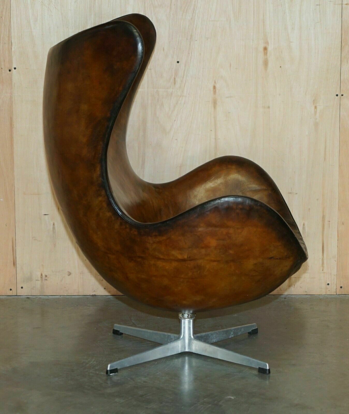 photo vinterior Original Fully Restored 1965 Fritz Hansen Egg Chair & Footstool In Brown Leather