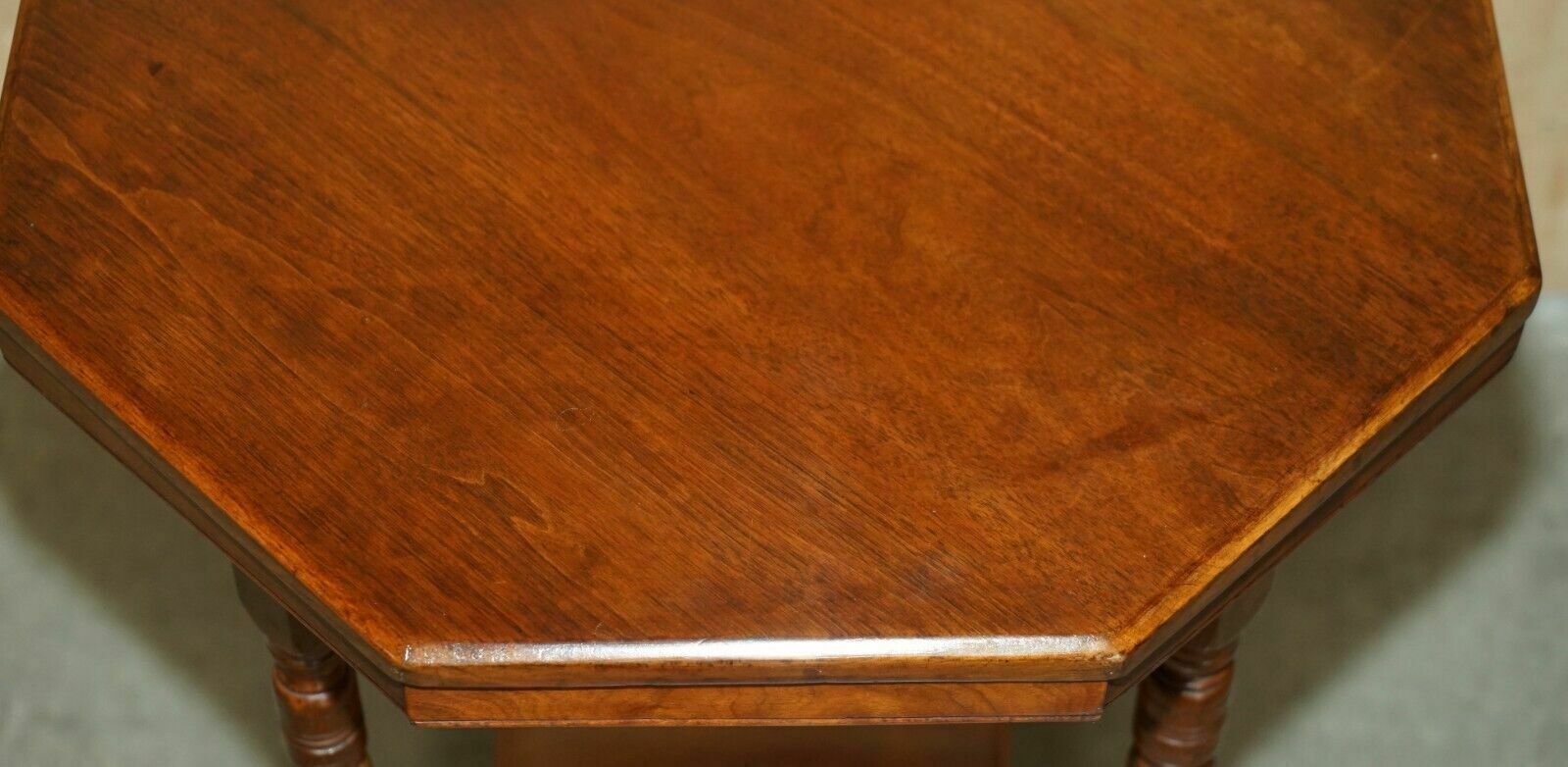photo vintage Decorative English Victorian Hand Carved Octagonal Side End Occasional Table