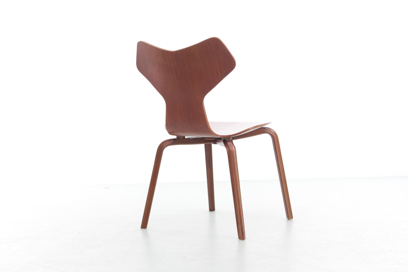 photo vintage Set Of 3 Chairs "Grand Prix" Of Arne Jacobsen In Teak