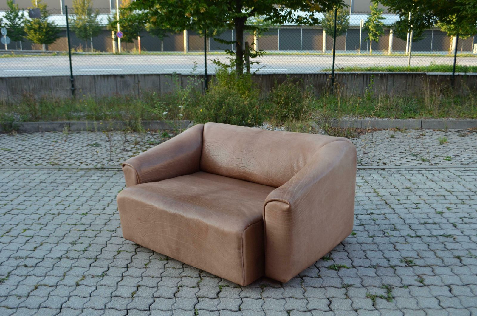 photo furniture De Sede Ds 47 Loveseat Neck Leather Sofa Brown