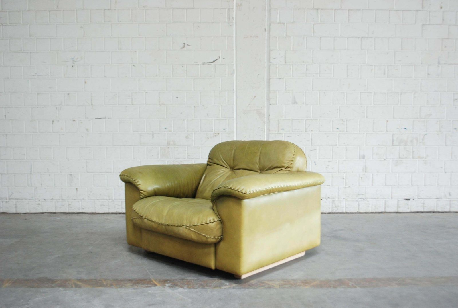 De Sede James Bond Leather Lounge Chair Ds 101 Olive Green photo vinterior