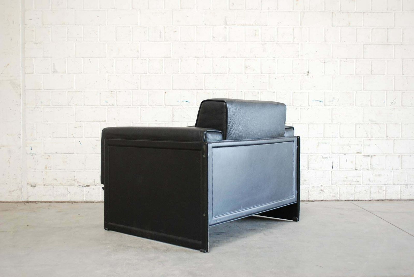 photo buy Matteo Grassi Korium Leather Armchair Or Chair Korium By Tito Agnoli