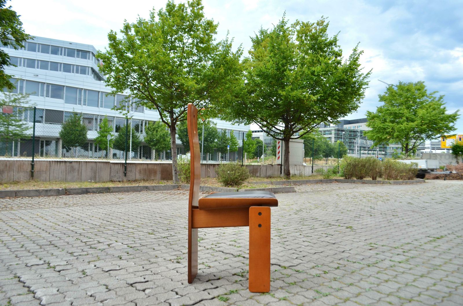 photo furniture Edoardo Landi Model Diago Brutalist Tripod Purist Dining Chair Nikol