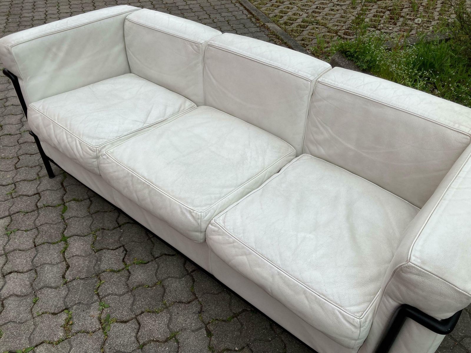 photo furniture Le Corbusier Lc2 White Leather Sofa By Cassina