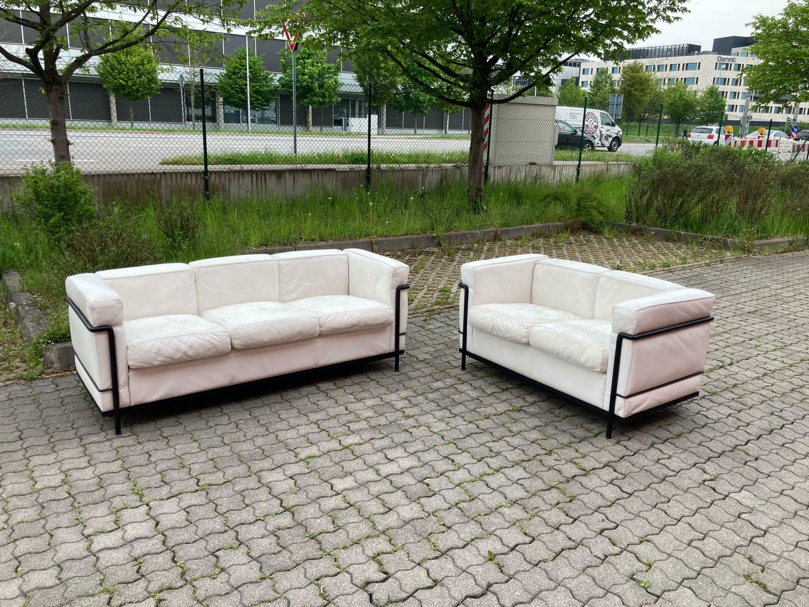 6882.0 Le Corbusier Lc2 White Leather Sofa By Cassina photo