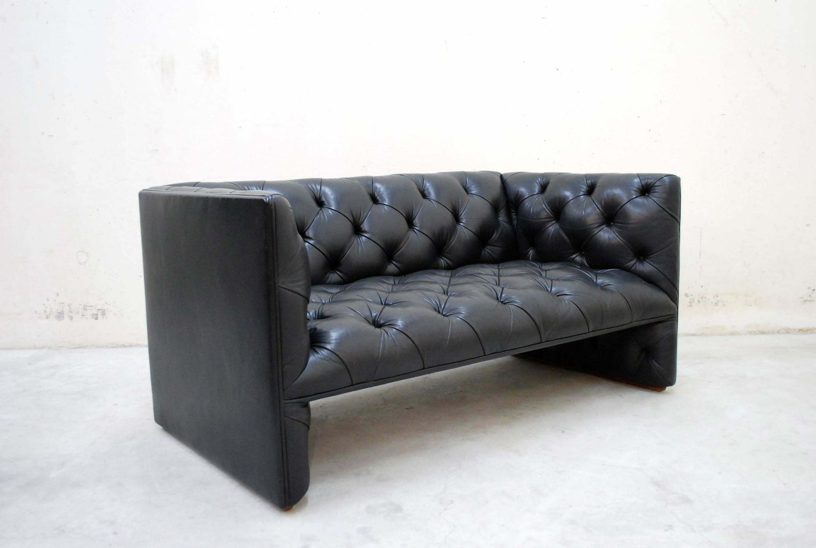 photo vinterior Wittmann Black Leather Sofa Model Edwards Design By Eward B. Tuttle