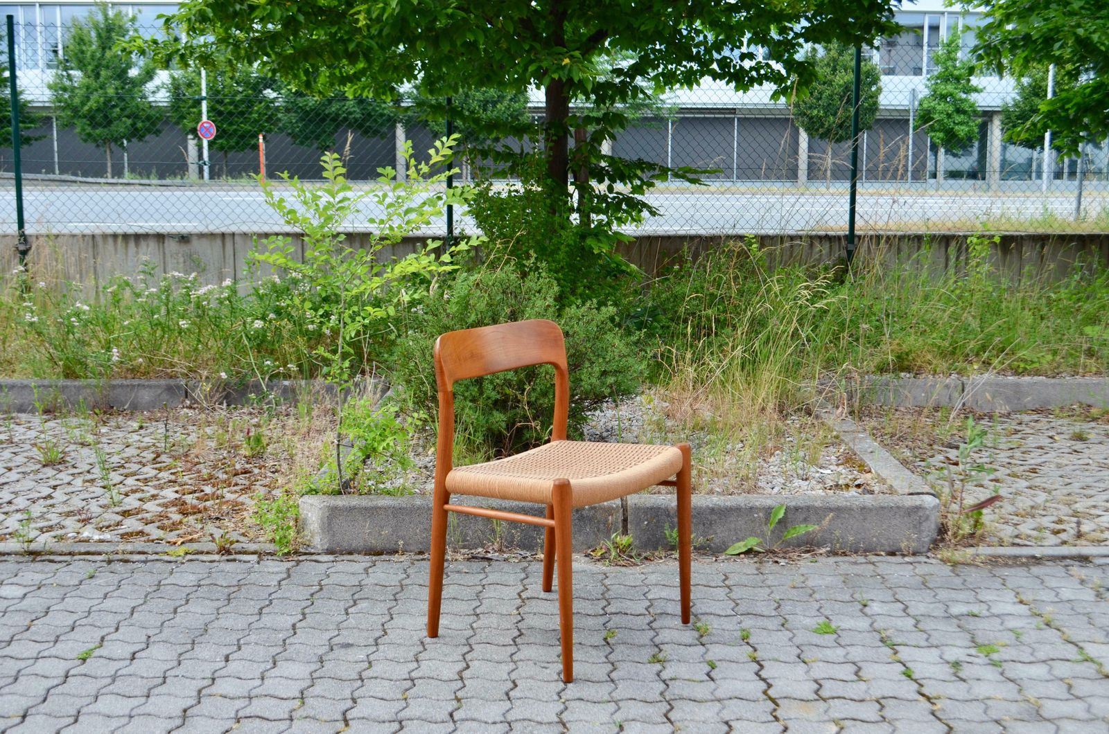 photo vintage Niels Møller Modell 75 Danish Teak Dining Papercord Chair For J.L. Møllers