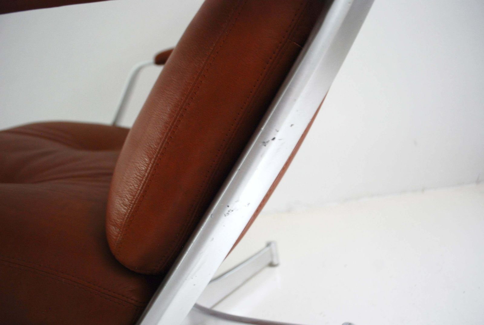 photo buy Kill International Fk 85 Lounge Chair Red Cognac By Kastholm & Fabricius